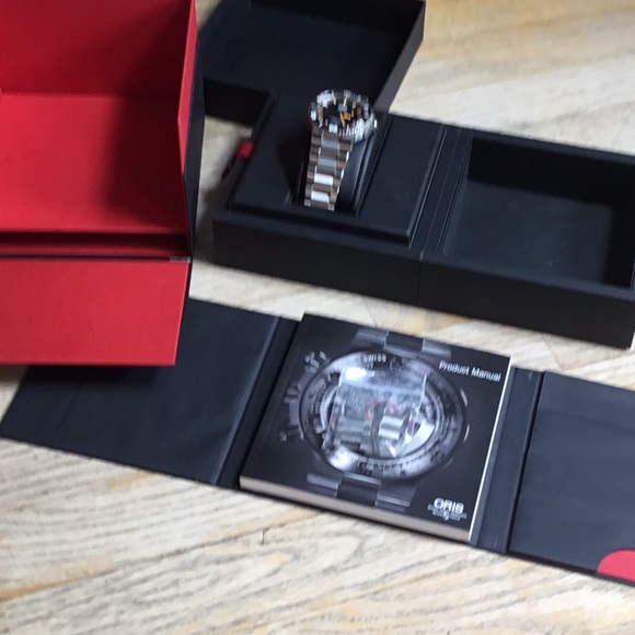 Oris Aquis Men’s Automatic Diver Watch 43mm Black Dial with Steel Bracelet - Picture 13 of 14